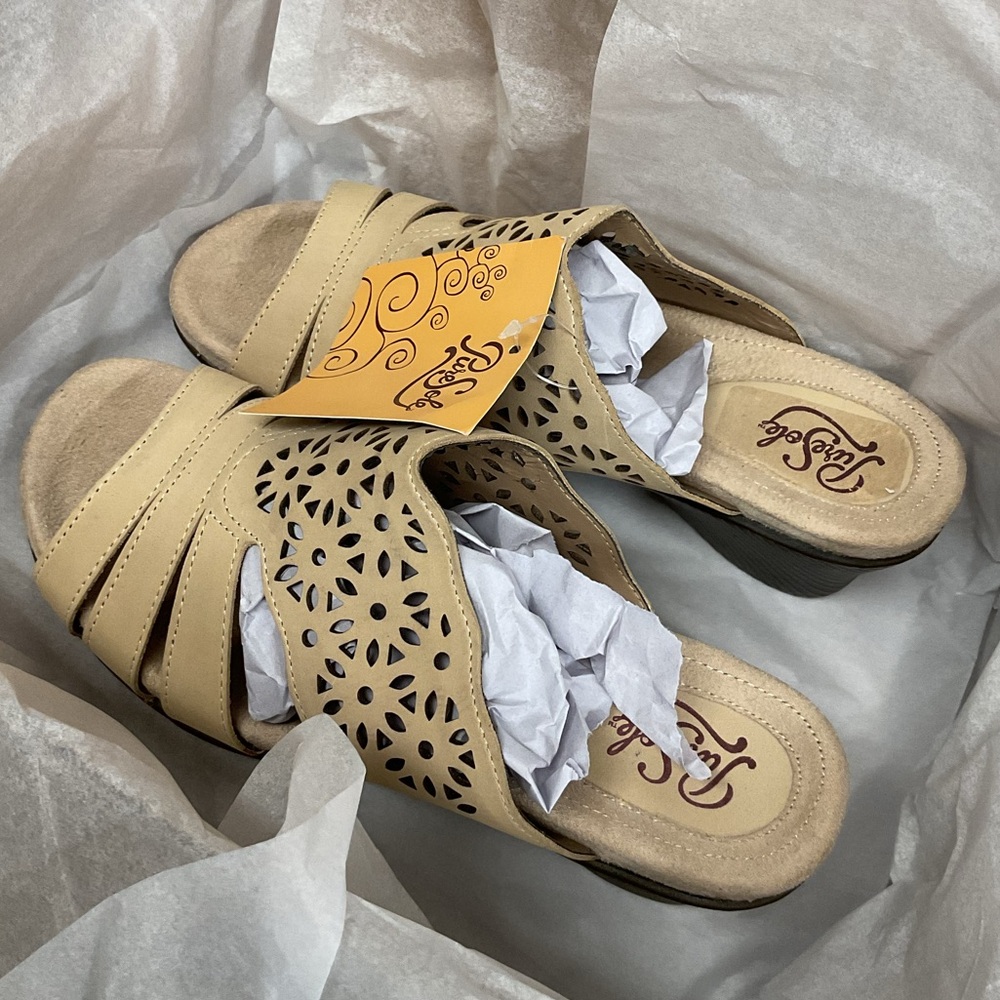 NWT Pure Sole Beige Cutout Women's Sandals size‎ 9